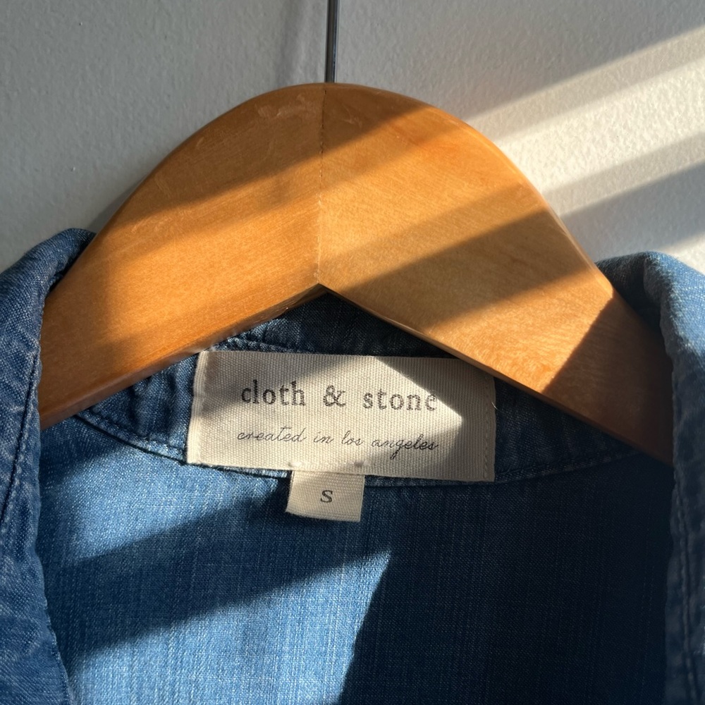 Cloth and Stone Anthropology Chambray Shirt Size Small - Picture 2 of 7